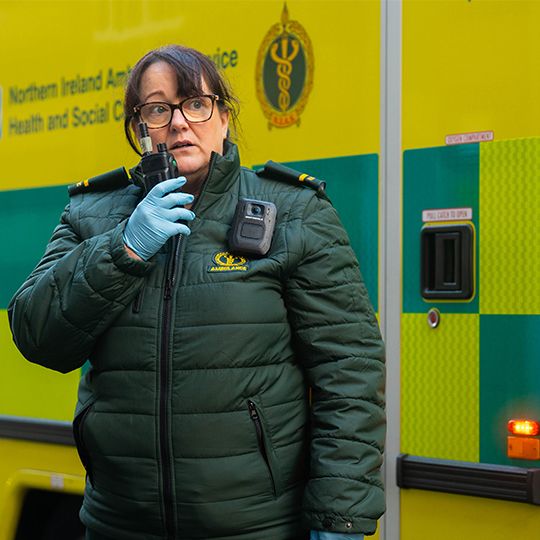 Rettungskraft spricht über Funkgerät