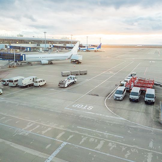 Foto einer Landebahn auf einem Flughafen