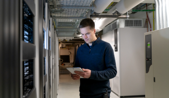 IT-Experte im Keller – Nitro CBRS Private LTE – Motorola Solutions