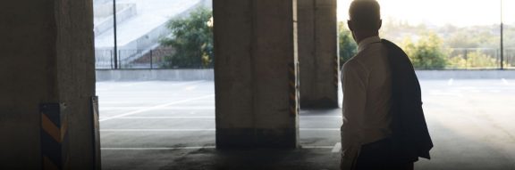 武装した元従業員が現れた場合、どのように危機を回避すればよいのでしょう?